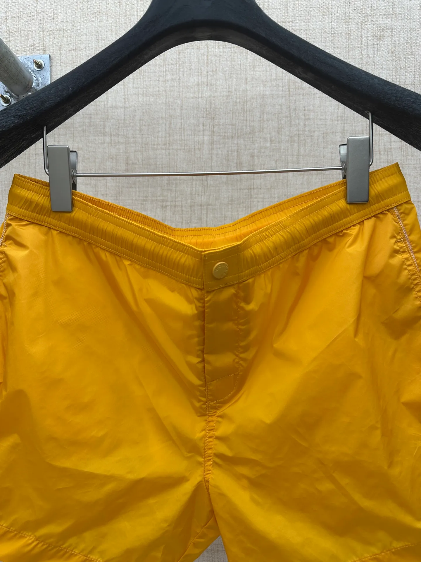 P163💰Moncler Yellow 2026ss 、 ， Yellow ， ， Classic Moncler ， + ， 、 ， + 。 ： ， ， ：100% ， 、 Breathable， ：100% ， ， ， Moncler 。（ 1.78/140 M ） Sizes：S、M、L、XL、